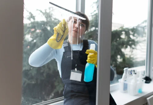Nettoyage de vitres intérieures et extérieures à Collorgues